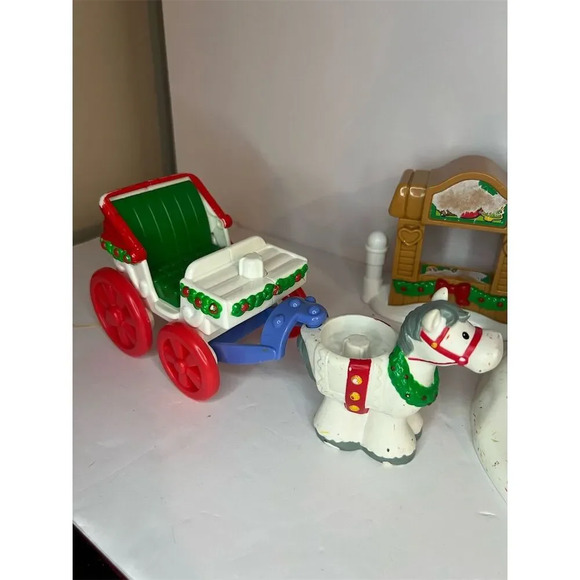 Fisher-Price Little People Christmas Tree Lighting Playset 4-7 Years - Picture 6 of 12